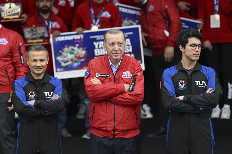 Ердоган оголосив кандидатів на політ у космос від Туреччини в рамках авіаційного та аерокосмічного фестивалю Teknofest 2023 у Стамбулі, 2 травня 2023 р.