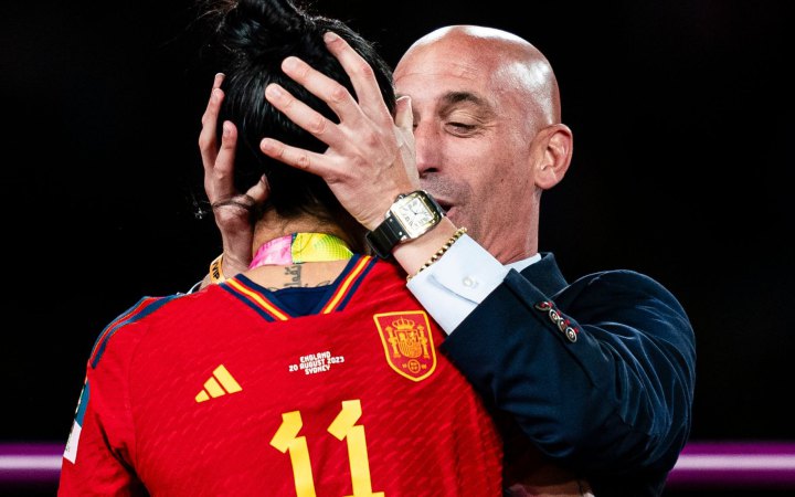 Ексголові Футбольної федерації Іспанії загрожує в'язниця за поцілунок спортсменки