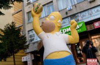 В Івано-Франківську встановили скульптуру Гомера Сімпсона