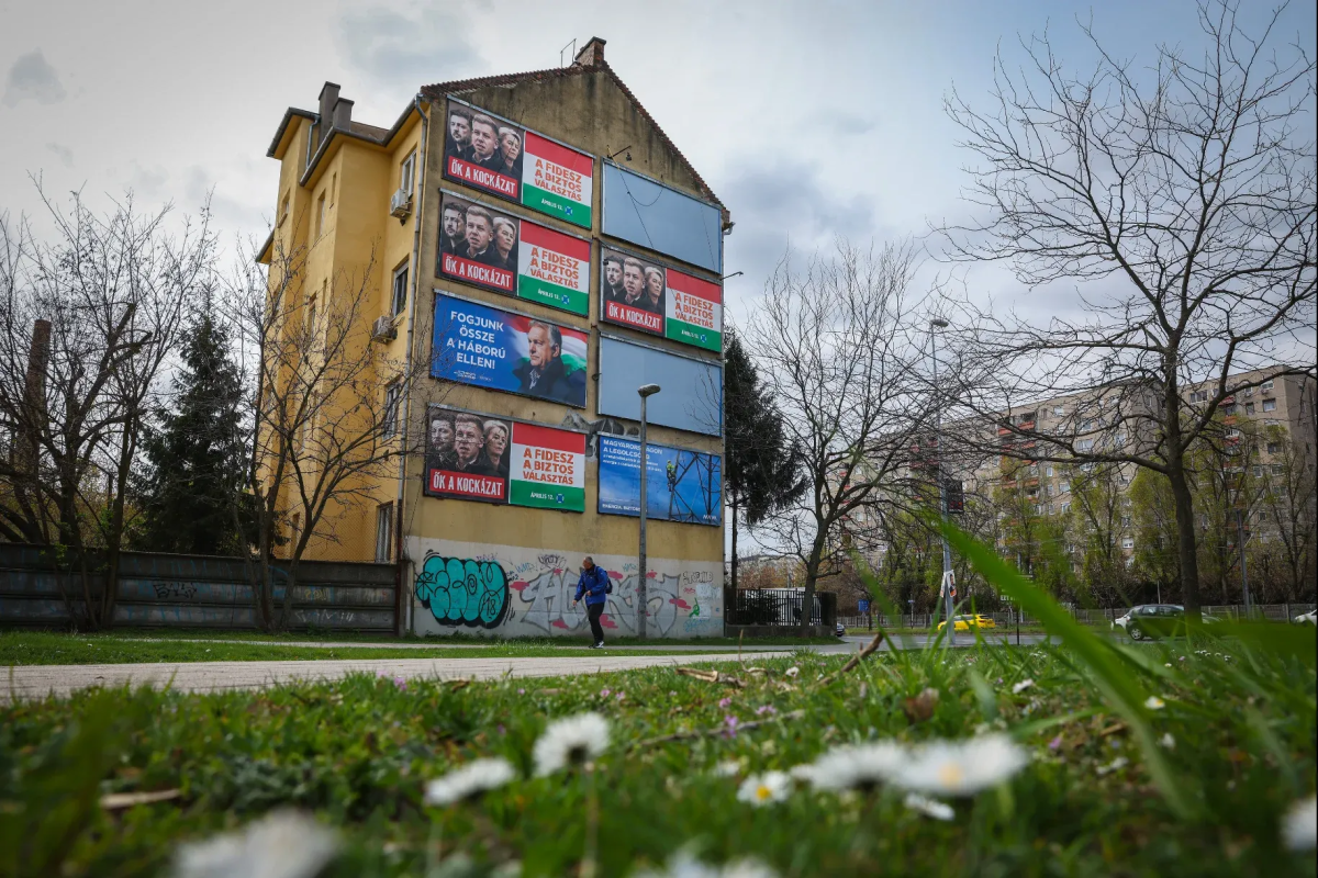Рекламні щити партії «Фідес» на житловому будинку у Будапешті