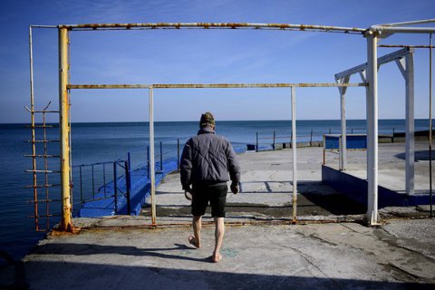 В Крыму из-за грязной воды в море приостановили работу 83 пляжей 