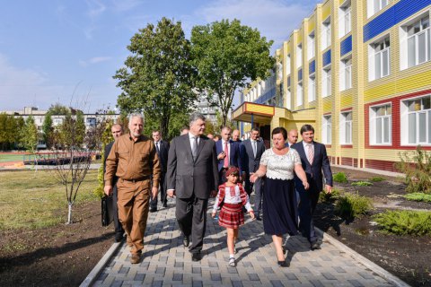 Порошенко открыл три школы и общежитие в Донецкой области