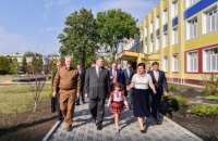 Порошенко открыл три школы и общежитие в Донецкой области