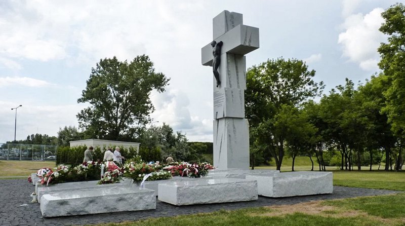 Пам'ятник жертвам Волинської різні у Варшаві