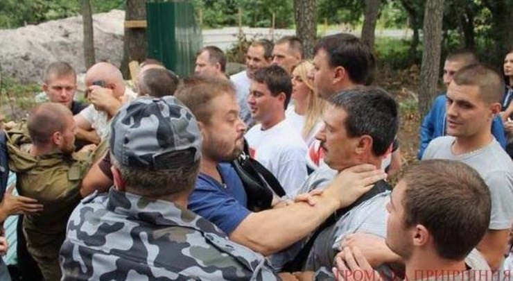 Представник забудовника нападає на Ігоря Добровського з Легіону «Свобода», який захищає зелену зону 