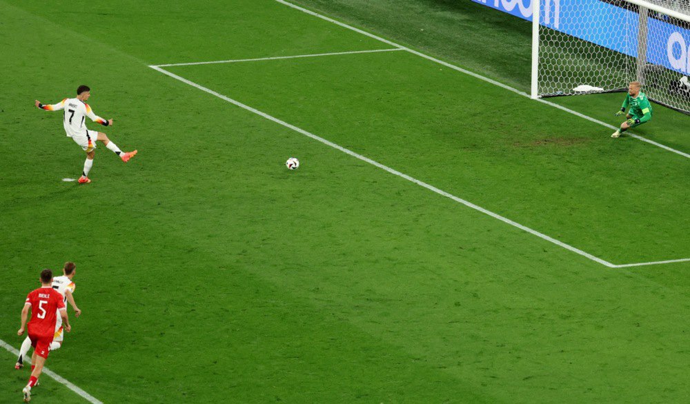 Кай Гаверц з Німеччини забиває перший гол із пенальті під час матчу 1/8 фіналу Євро-2024 між Німеччиною та Данією в Дортмунді, Німеччина.