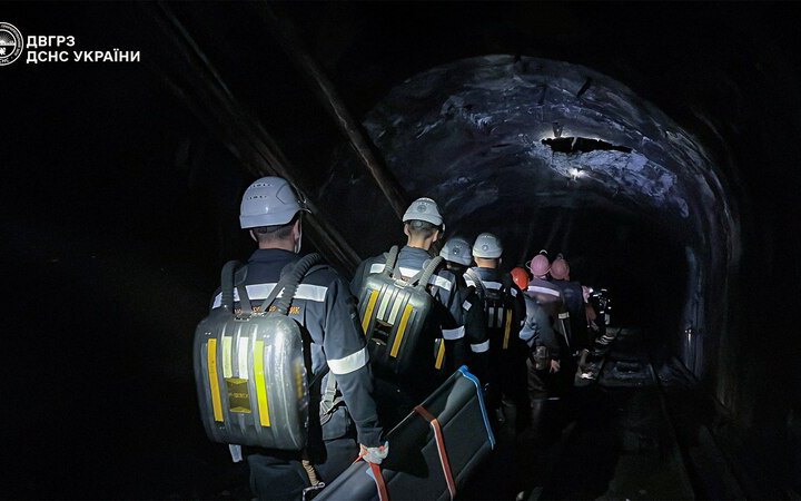 У Кривому Розі на поверхню підняли шахтарів, які були заблоковані після обстрілів РФ