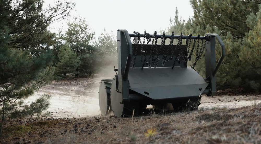 Дистанційно керований комплекс наземного роботизованого очищення, розроблений для активного бойового й гуманітарного розмінування, працює на безпечній для оператора відстані (до 3 км) і знешкоджує широкий спектр мін, зокрема протитанкові та протипіхотні.