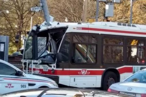 В Канаде автобус въехал в столб: 25 пострадавших