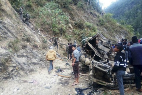 В Непале автобус сорвался с 200-метровой высоты: 25 погибших