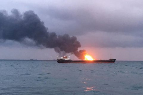 У МОЗ Криму розповіли про стан моряків, які постраждали під час пожежі на танкерах