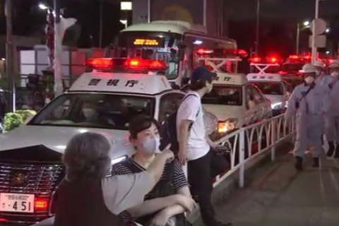У Токіо чоловік з ножем напав на пасажирів електрички, є поранені