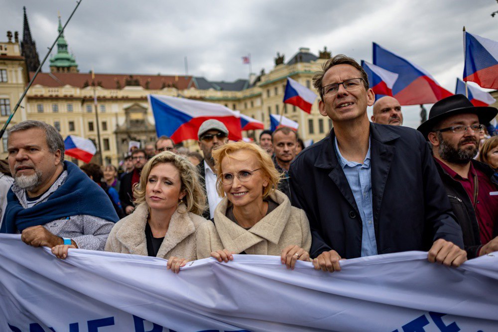 Катерина Конечна ( друга праворуч ), членкиня Європейського парламенту та лідерка виборчого руху ‘Досить!’, з однопартійцями та
прихильниками партії під час антиурядової акції у Празі, 27 вересня 2025 року.