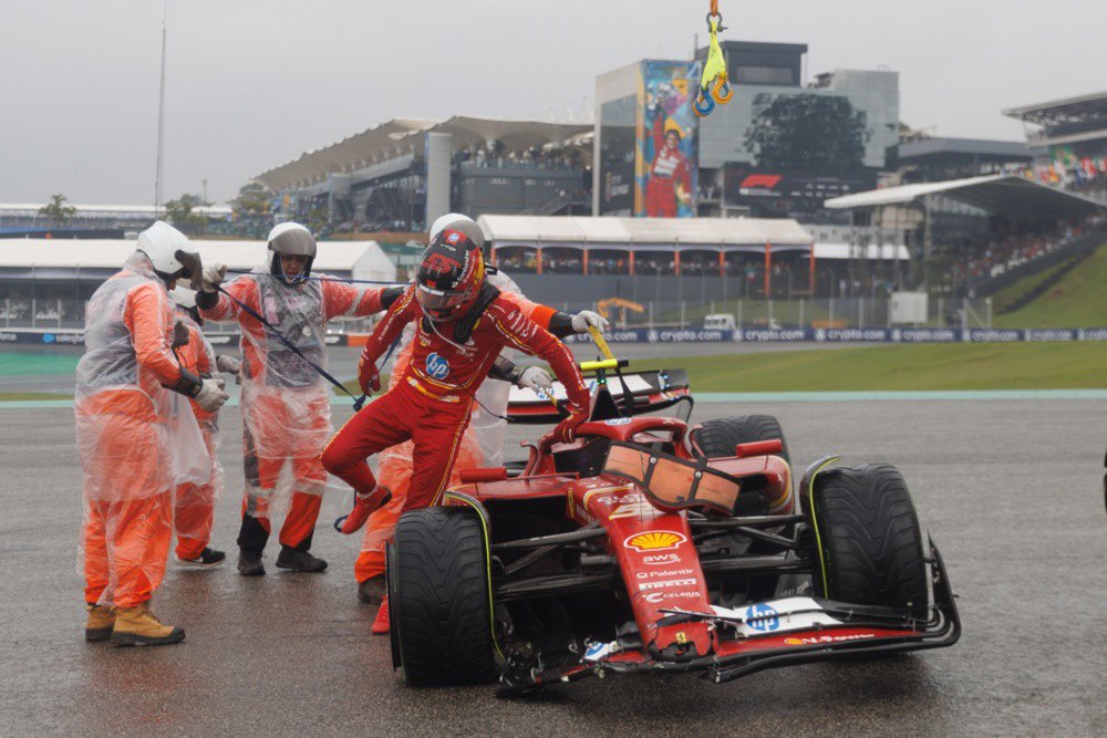 Карлос Сайнс із <i>Ferrari</i> залишає машину після аварії.