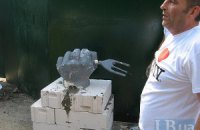 В Киеве в Десятинном переулке активисты установили памятник дерибану