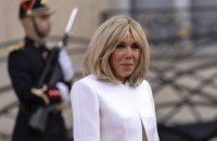 Адвокати першої леді Франції нададуть суду докази, що Бріжит Макрон була народжена жінкою