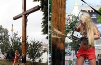 Femen спилили бензопилой поклонный крест на Майдане