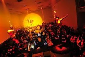 Японцам запретили танцевать в клубах после полуночи