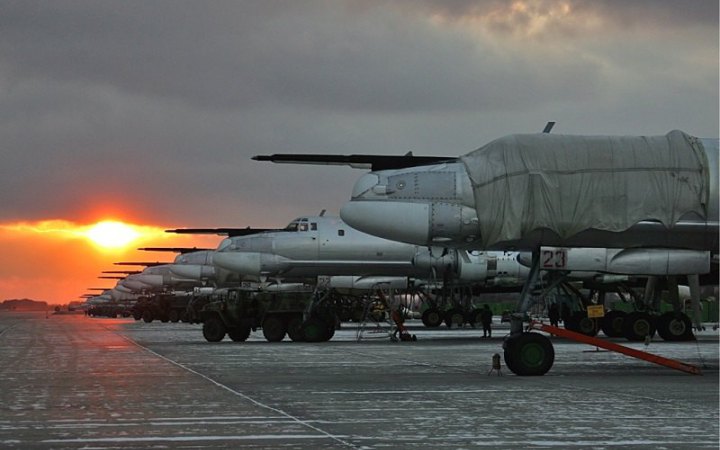 ​На військовому аеродромі в Енгельсі внаслідок вибуху пошкоджені два російських бомбардувальники