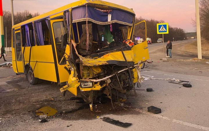 На Львівщині зіткнулись автобус і вантажівка, 1 загиблий та 16 травмованих, серед яких четверо дітей