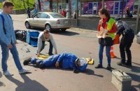 Доставщика пиццы на мопеде сбила машина в Киеве