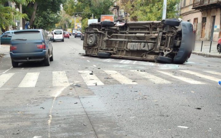 В Одесі мікроавтобус на перехресті поїхав на “червоний” сигнал і зіштовхнувся з легковиком, 8 людей постраждали