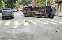 В Одесі мікроавтобус на перехресті поїхав на “червоний” сигнал і зіштовхнувся з легковиком, 8 людей постраждали