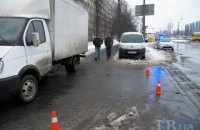 У Києві вантажівка переїхала насмерть чоловіка похилого віку