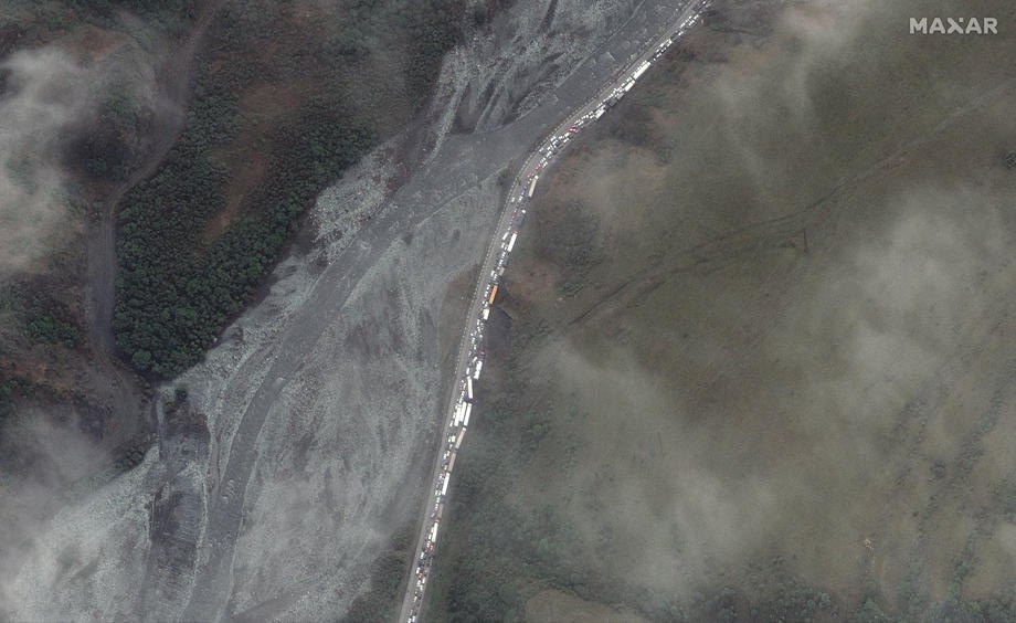 Супутниковий знімок черги автівок на виїзд з РФ на російсько-грузинському кордоні, 25 вересня 2022-го.