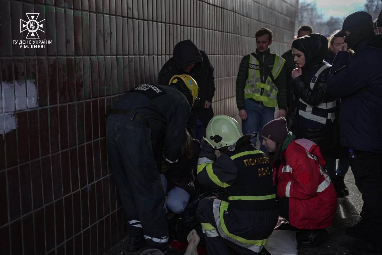 Рятувальники надають допомогу на місці ракетної атаки на Київ, 7 лютого 2024.