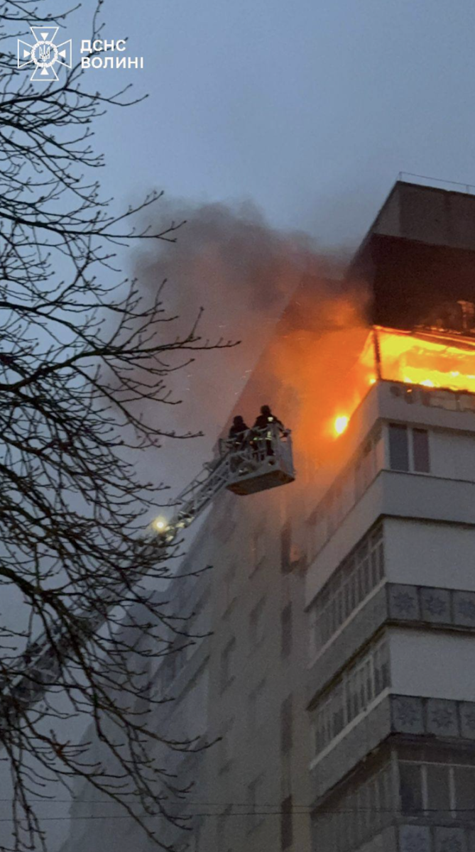 Пошкоджена багатоповерхівка у Луцьку 