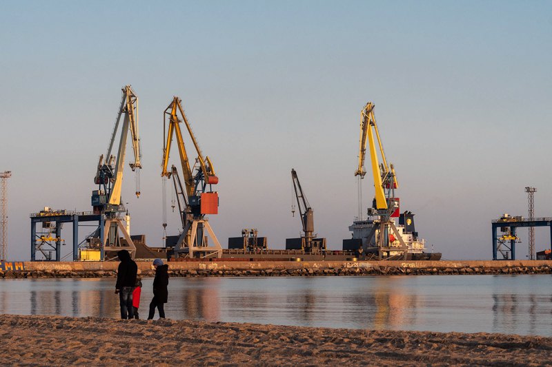 Узбережжя біля Морського порту у Маріуполі.