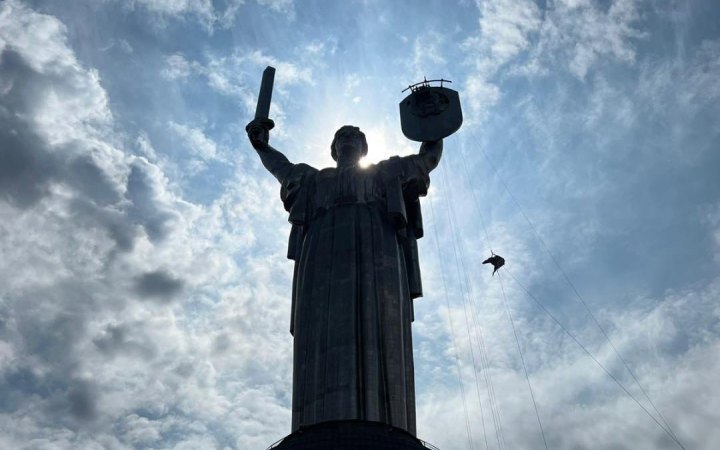 У Києві почали знімати радянський герб з монумента "Батьківщина-мати"