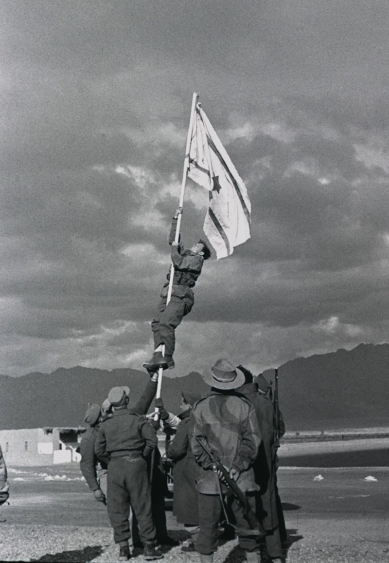 Встановлення саморобного прапора Ізраїлю в Ейлаті, що ознаменувало закінчення Арабо-ізраїльської війни 1947—1949 років.