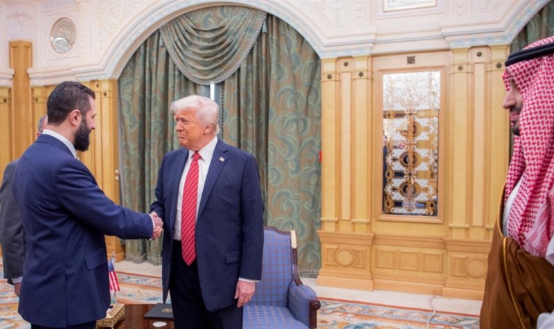 Президент США Дональд Трамп зустрівся з тимчасовим президентом Сирії Ахмедом аш-Шараа під час свого візиту до
Саудівської Аравії, 14 травня 2025 року.