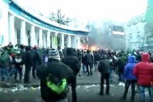 Один чоловік, який упав із колонади, живий. Інший помер