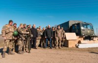 Порошенко передав підрозділу радіотехнічної бригади на півдні України вантажівку та техніку