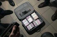 У Київській області в районних чиновників вилучили валізу з хабарем 1,3 млн грн