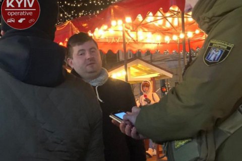 В Киеве пьяный мужчина разлил на прохожих два казана с глинтвейном