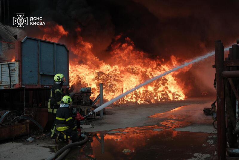 У Києві зайнялося сміття, площа пожежі складає близько 2000 кв. м