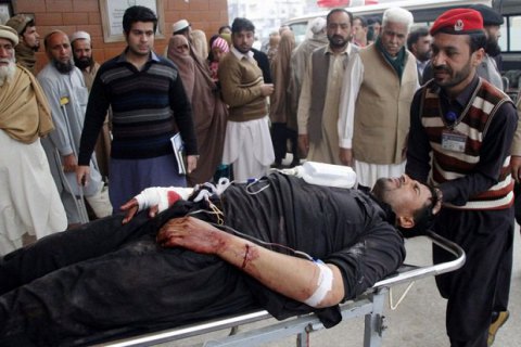 Смертник підірвався біля урядової будівлі в Пакистані, є жертви