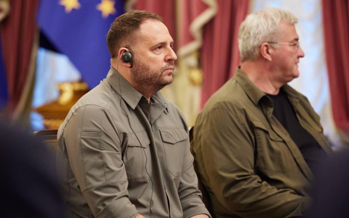 Українська делегація прибула до Лондона на консультації про припинення вогню