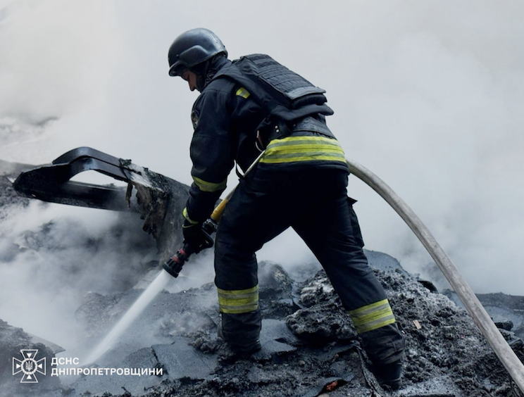 Рятувальники ліквідовують наслідки удару окупантів