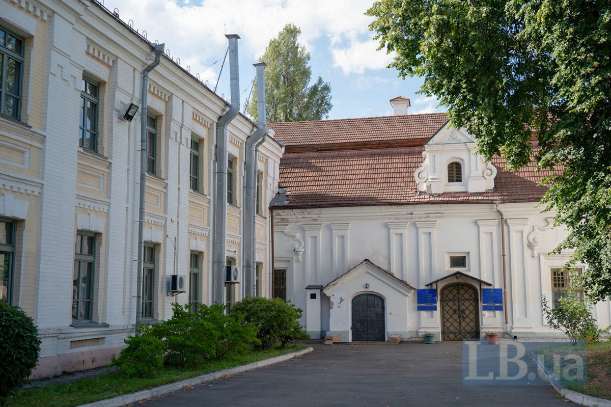 Маєтність шляхтянки Галшки Гулевичівни (Єлизавети Гулевич). Цей будинок вона, за легендою, передала Академії в
дар у 1615 році.