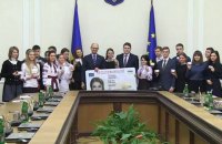Первые 20 украинцев получили пластиковые паспорта