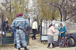 Цыганам запретили ходить на кладбище вблизи резиденции Януковича