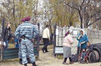 Цыганам запретили ходить на кладбище вблизи резиденции Януковича