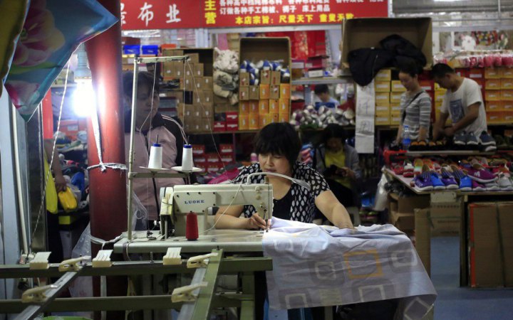 FT: споживачі у США зіткнуться з різким підвищенням цін через тарифи Дональда Трампа