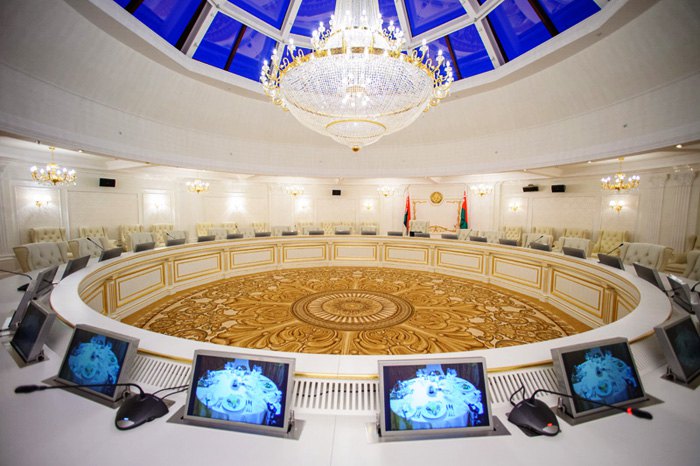 Круглый зал переговоров в гостинице 'Президент-Отель' в Минске