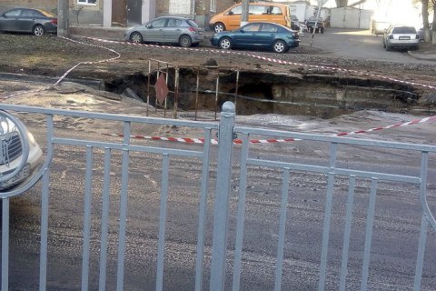 ​В Киеве из-за аварии на водопроводе провалилась дорога на улице Народного ополчения